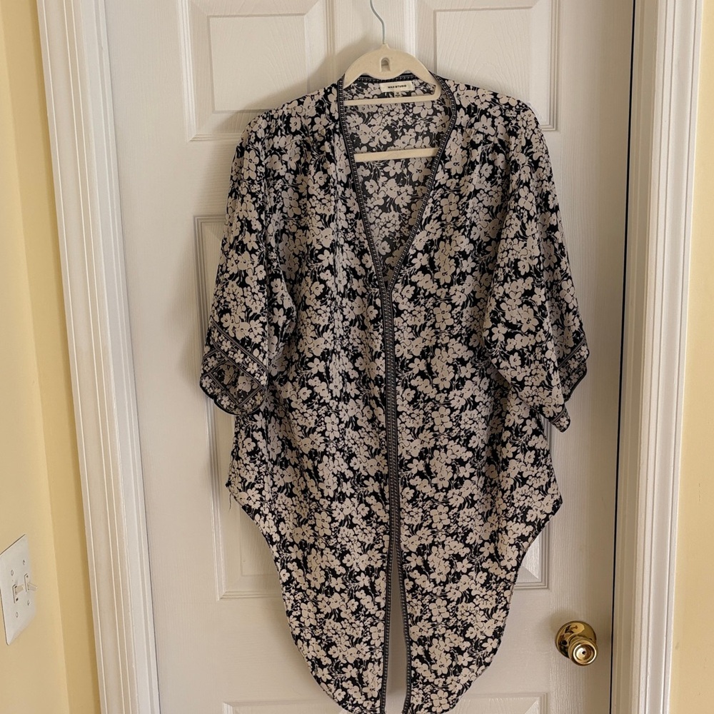 Max Studio Black and White Floral Top. Size 1x
